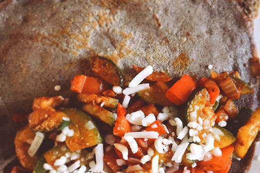 Naleśniki gryczane z warzywami i kozim serem